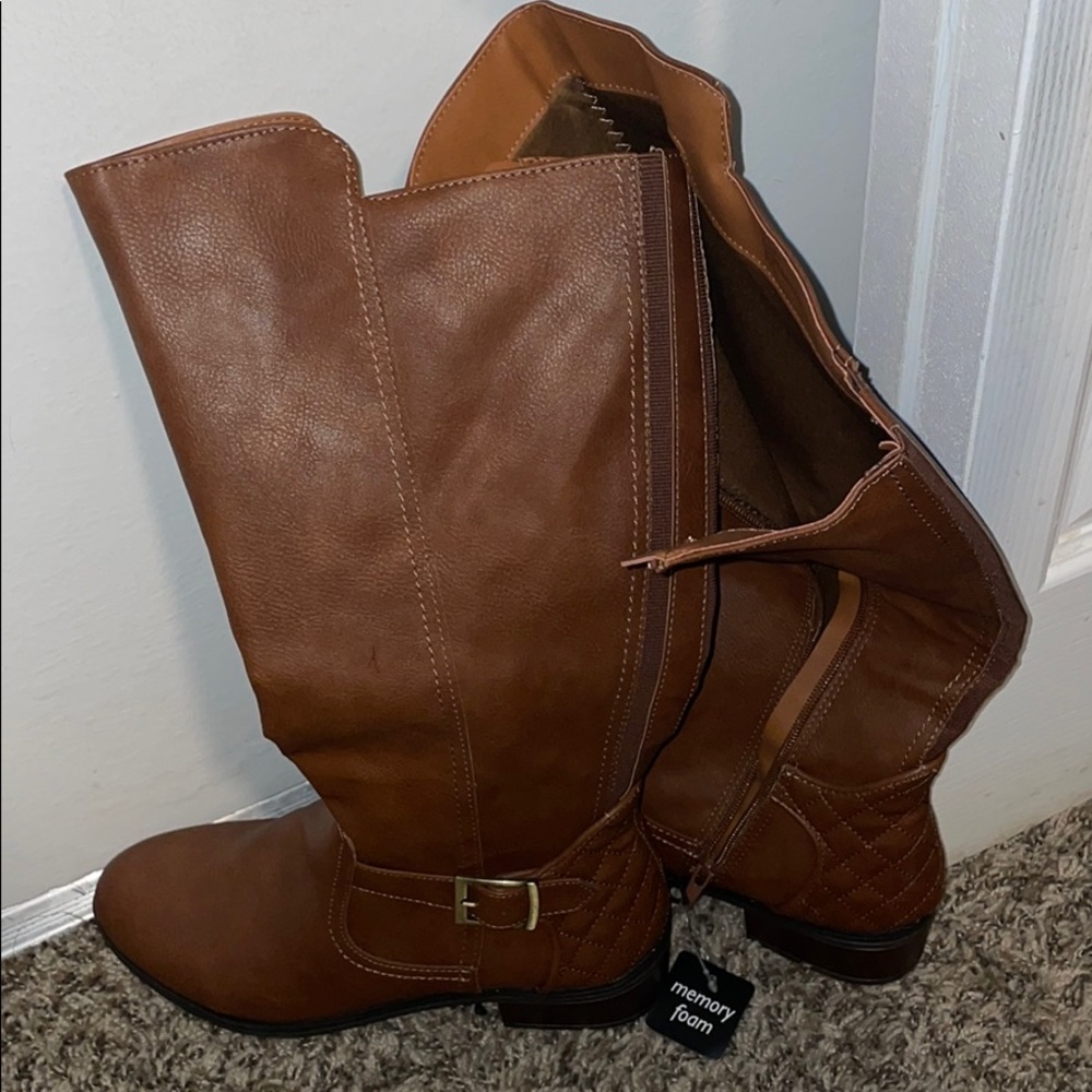 NEW NEVER WORN W/ TAGS Brown heel boots w/ zipper